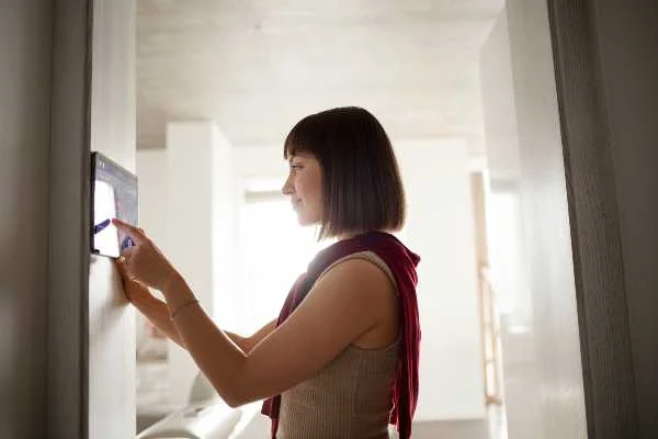 Mujer gestionando el video portero de su casa