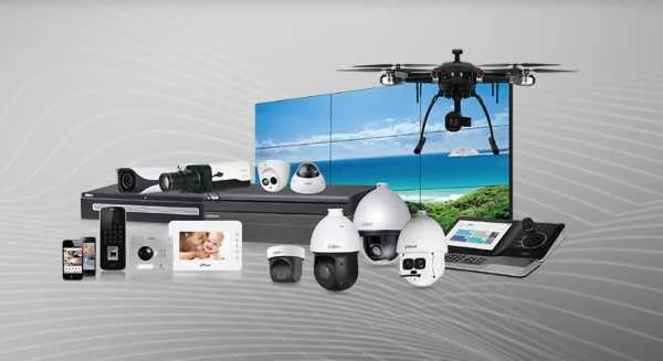 Persona revisa el sistema de seguridad integrado de su casa