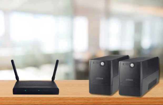 Equipos SAI sobre una mesa de una oficina