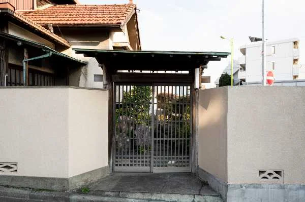 Portón automático en entrada de una vivienda